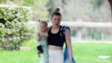 Amber Heard se refugia bajo una nueva identidad en un pueblo de España, acompañada por su hija y su novia