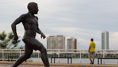 Retiraron estatua del exfutbolista Dani Alves en su natal ciudad de Juazeiro en Brasil - El Diario NY