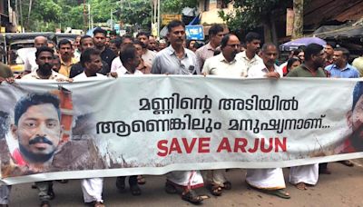 Local residents stage protest in Kozhikode seeking rescue of missing driver in Karnataka