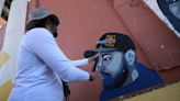 Una artista mexicoestadounidense denuncia las deportaciones con un mural en la frontera