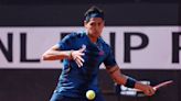 Triunfo histórico ante el número uno: un brillante Alejandro Tabilo le pasa por encima a Novak Djokovic y lo elimina de Roma - La Tercera