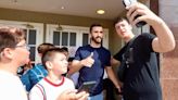 Los jugadores de Valencia CF atienden a los fans tras su comida de final de temporada
