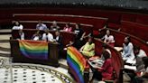 El secretario del ayuntamiento avala que la bandera LGTBi se exhiba en el hemiciclo