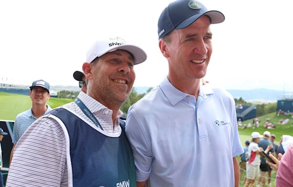 What's it like caddying for Peyton Manning? His former WR has a story