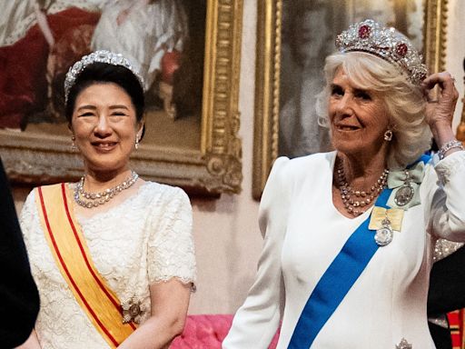 Analizamos lo que cuentan las joyas que la reina Camilla y la emperatriz Masako llevaron en Buckingham