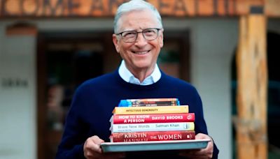 Cuáles son los consejos de Bill Gates para poder leer 50 libros al año: los hábitos de lectura del magnate tecnológico