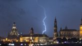 Wetter im Ticker - Blitzeinschlag in Dresdner Supermarkt - Mann und Frau (50) verletzt