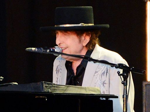 Bob Dylan announces 10-date UK tour for later this year