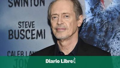 Hombre le da una paliza al actor Steve Buscemi en una calle de Nueva York