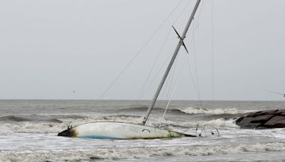 Porretto Beach gains control of wrecked sailboat