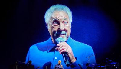 Tom Jones, a los 83 años en el Movistar Arena: Un hombre decidido a no parar nunca