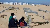 Vivir entre los muertos: familias de Gaza buscan refugio en el cementerio