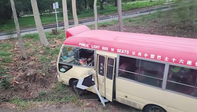 荃灣和宜合道紅Van與旅遊巴相撞 14名乘客一度被困兩人輕傷