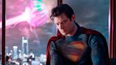 DC compartilha primeira foto de David Corenswet como Superman e roupa 'folgada' chama atenção dos fãs