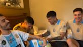 El emotivo encuentro de un fan con los jugadores de la selección argentina que terminó con un palito para Guardiola