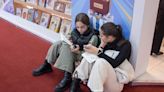 Frente a la crisis económica y los recortes, la Feria del Libro se resiste a abandonar su esplendor