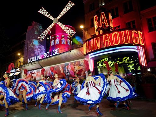 Moulin Rouge restores windmills after collapse