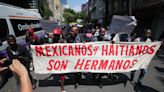 Migrantes haitianos protestan en Ciudad de México para exigir permisos de trabajo