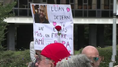 Agent municipal tué à Grenoble: plusieurs centaines de personnes lui rendent hommage lors d'une marche blanche