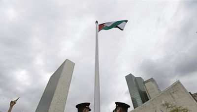 Remueven bandera de Estados Unidos de la universidad de Puerto Rico e izan la de Palestina