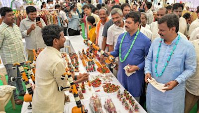 ‘Khadi Santha’, garlanding of statues marks Gandhi Jayanti celebrations