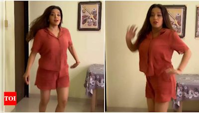 Video; Monalisa shows her love for Kareena Kapoor Khan in the latest post | Bhojpuri Movie News - Times of India