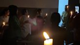 Estudiantes reciben el día del examen con velas: “Protégeme señor con tu espíritu”