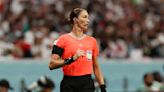 Kathryn Nesbitt hace historia como la primera árbitra asistente en octavos de final de un Mundial