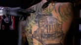 Supremo escucha caso de salvadoreño a quien se le negó el ingreso a EE.UU. por tatuajes - La Opinión
