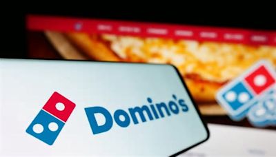 Domino’s lanza divertida promoción: te dará dinero por darle propina a su repartidor