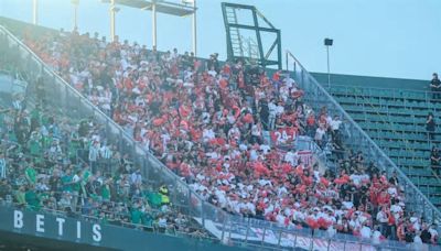 Aquí no hay colores: el detallazo de la afición del Sevilla antes del derbi