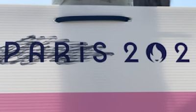 Panneaux raturés, stickers... À Marseille, des habitants tentent de cacher les inscriptions "Paris 2024"