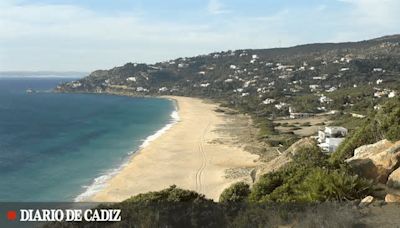 El Gobierno avanza en la normativa que permite expropiar pisos, chiringuitos y hoteles en primera línea de playas como las de Cádiz