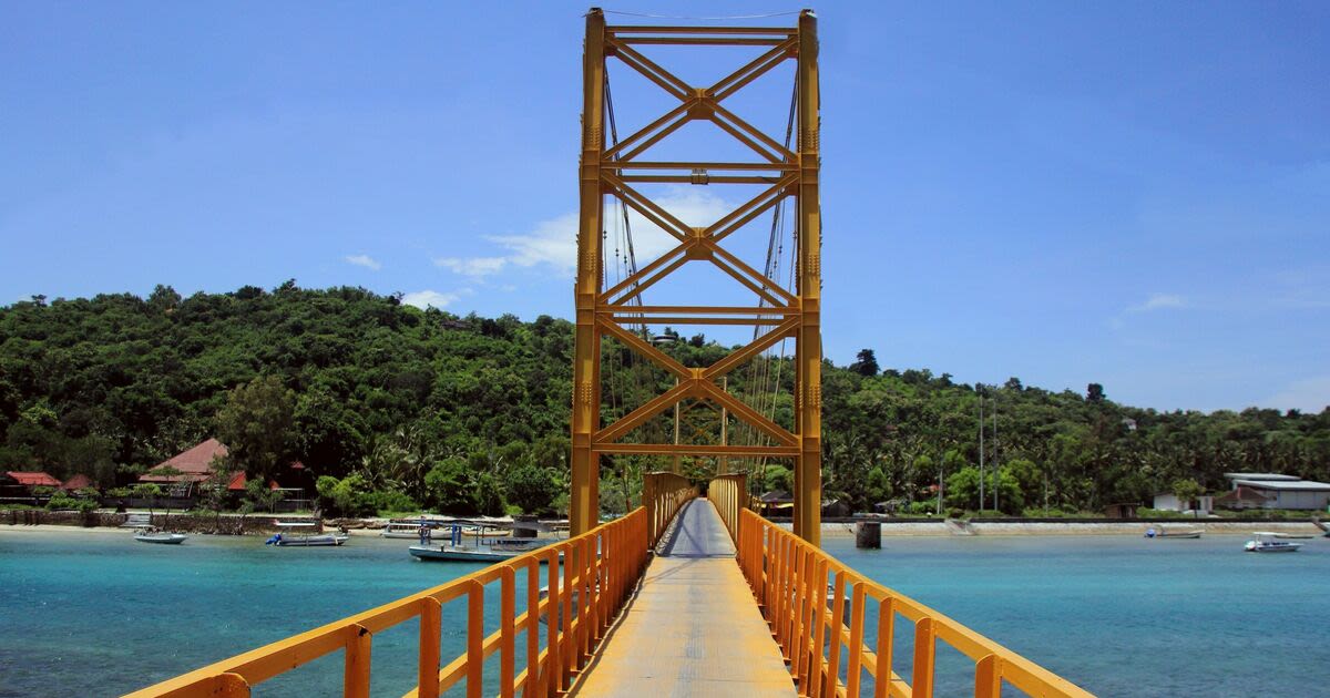 Tiny bridge linking two of the world’s most beautiful tropical islands