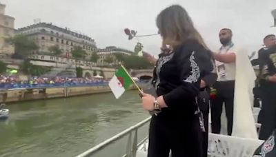 El gesto de la delegación de Argelia en el río Sena para homenajear a los compatriotas que murieron en la “masacre de París”