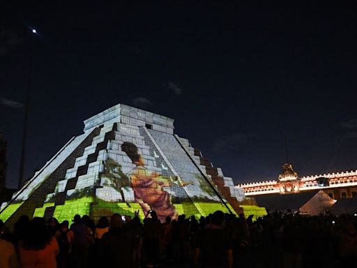 ¡Última oportunidad! Visita la réplica de la pirámide de Kukulcán en el Zócalo de CDMX • Once Noticias