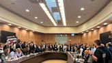 Familiares de los rehenes de Gaza irrumpen en el Parlamento israelí mientras aumentan las protestas