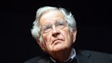 Noam Chomsky sigue vivo: esposa desmiente rumores del fallecimiento