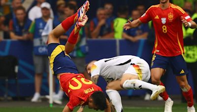 Video: la dura patada de Toni Kroos a Pedri a los tres minutos del partido entre Alemania y España