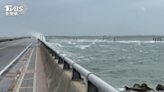 趁雨停！澎湖遊客「跨海大橋」打卡 險遭浪襲