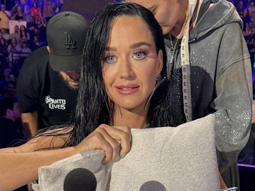 Katy Perry se queda sin top en pleno directo y acaba tapándose con un cojín