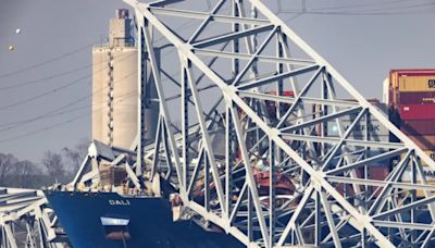 Demolieron parte del puente de Baltimore para liberar el buque Dalí