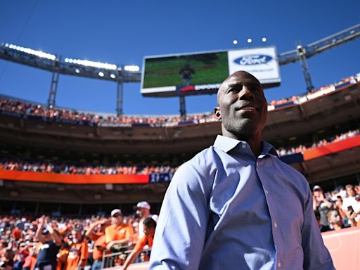 WATCH: Newly released video shows moment Terrell Davis was handcuffed, escorted off United Airlines flight