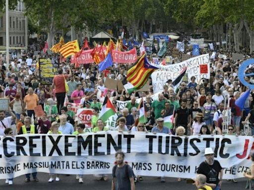 Manifestantes protestam contra o turismo de massa em Barcelona