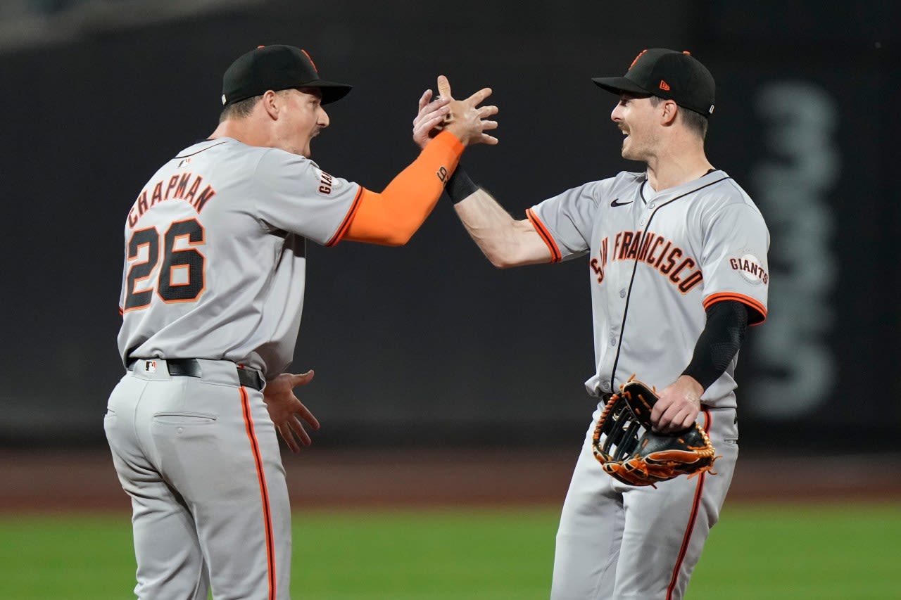 Giants overcome 3rd straight 4-run deficit on the road, hold off reeling Mets 8-7