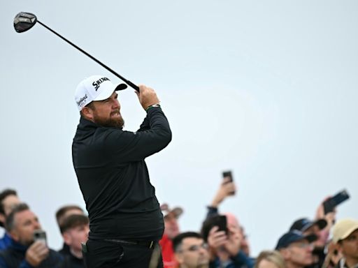 Lowry takes British Open lead, Woods, McIlroy battle to make cut