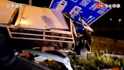 國3台南東山服務區段小貨車撞大型路牌 駕駛受傷、女乘客死亡（民眾/警方提供） - 自由電子報影音頻道