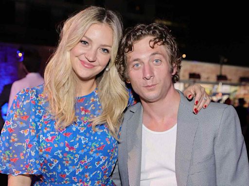 Abby Elliott Was 'Quietly Surprised' When She Saw Her Costar Jeremy Allen White's Calvin Klein Ads