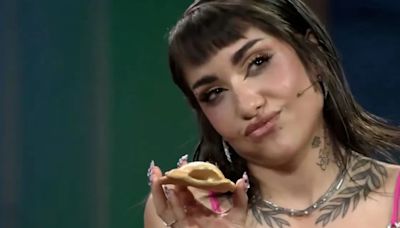 María Becerra se lució en la televisión española al cocinar en vivo tortas fritas: “Soy la reina”