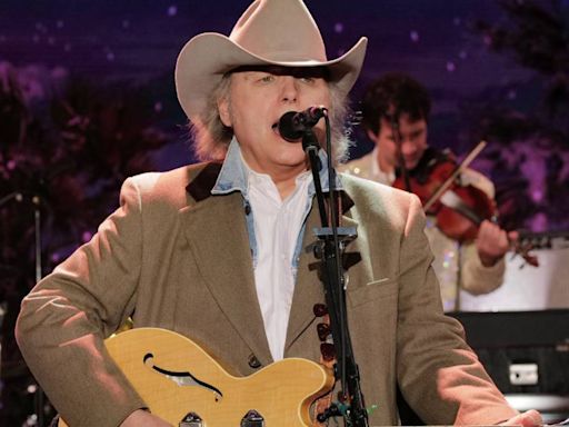 Dwight Yoakam ends Sunday set early after complaining of being overheated